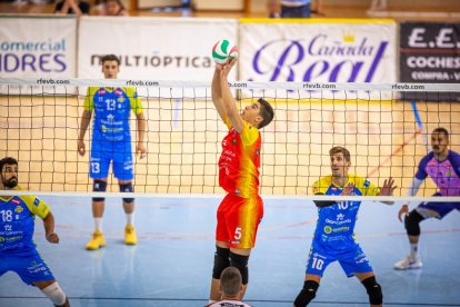 Lucas Lorente, del Río Duero Soria, ante el CV Guaguas en la final. MARIO TEJEDOR