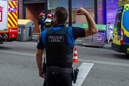 Un agente de la Policía Local. MARIO TEJEDOR