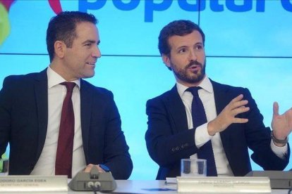 El secretario general, Teodoro García Egea, y el presidente del PP, Pablo Casado, en la reunión de este lunes en la sede de Génova.-JOSÉ LUIS ROCA