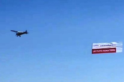 Avioneta de España Ciudadana sobrevolando las playas catalanas, este miércoles.-TWITTER