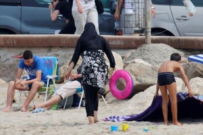 Una mujer con 'burkini' en la playa de Marsella, el 17 de agosto.-REUTERS / STRINGER