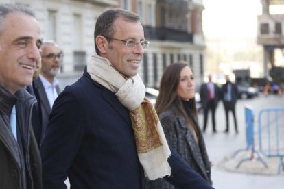 Sandro Rosell, junto a su mujer, a su llegada a la Audiencia Nacional.-DAVID CASTRO