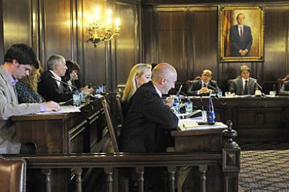 Un momento del pleno municipal celebrado ayer en el Ayuntamiento de Soria. / VALENTÍN GUISANDE-