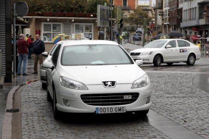 Taxis atravesando el lateral de Mariano Granados.-VALENTÍN GUISANDE