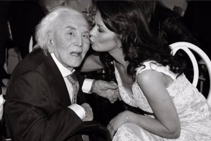 La actriz Catherine Zeta-Jones felicita a Kirk Douglas por su 99º aniversario.-INSTAGRAM