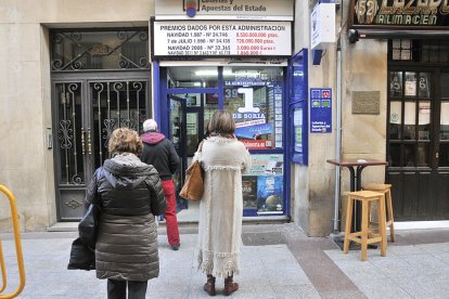 Varias personas hacen cola en una administración de lotería en una imagen de archivo. HDS