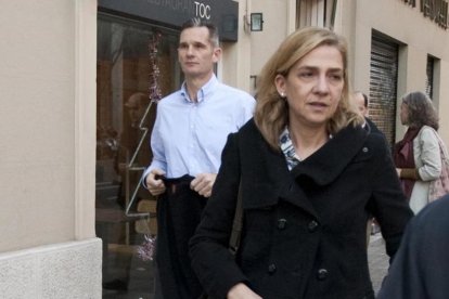 La infanta Cristina e Iñaki Urgangarin saliendo del restaurante Toc, en Barcelona, en diciembre del 2012.-/ DANNY CAMINAL
