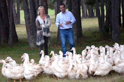 Antonio Castilla, de Malvasía, explica a Ana Duato cómo se produce el paté-R. F.