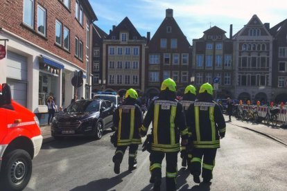 Bomberos y policías acuden al lugar del atroplleo en Münster.-AFP