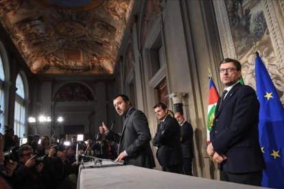 El líder de la Liga, Matteo Salvani, en una rueda de prensa tras reunirse con el presidente italiano Sergio Mattarella.-/ ALESSANDRO DI MEO (ROMA)