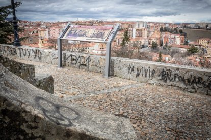 Pintadas junto al monumento.-GONZALO MONTESEGURO
