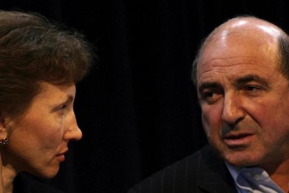 Berezovsky (derecha) junto a la mujer del exespía envenenado Alexander Litvinenko, en Londres, el 3 de abril del 2007. /-REUTERS/ KIERAN DOHERTY