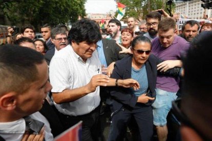 Evo Morales con las Madres de Plaza de Mayo en Argentina.-EFE