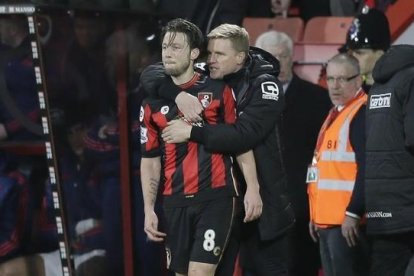 El entrenador del Bournemouth, Eddie Howe, abraza a Harry Arter tras sustituirle durante el partido contra el Manchester United.-AP / TIM IRELAND