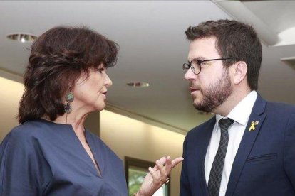 La vicepresidenta del Gobierno, Carmen Calvo, y su homólogo en la Generalitat, Pere Aragonès, el pasado año en la Moncloa.-