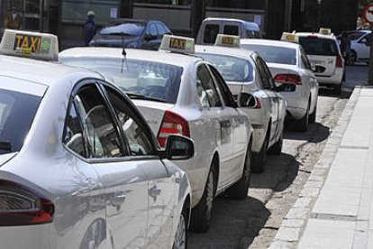 La parada de taxis de Mariano Granados. / VALENTÍN GUISANDE-