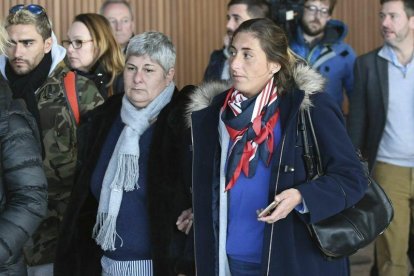 La madre y la hermana de Emiliano Sala, a la llegada al Reino Unido.-PA