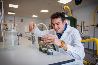 Alfonso García Álvaro, investigador del campus de Soria que estudia la obtención de biogás .  MARIO TEJEDOR