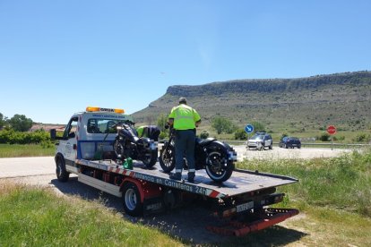 Retirada de las motos implicadas en grúa. GONZALO MONTESEGURO