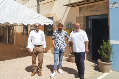 El alcalde de Fuentecantos, en el centro, junto al subdelegado, a la derecha.-HDS