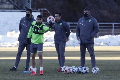 Huerta dirige un entrenamiento junto a Ayuso, su segundo. MARIO TEJEDOR