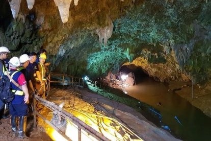 Varios miembros de los servicios de rescate tailandeses inspeccionan la cueva donde están atrapados los 12 niños del equipo de fútbol y su entrenador.-EFE / PONGMANAT TASIRI