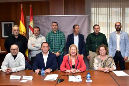 Yolanda de Gregorio y Benito Serrano, ayer, junto a los alcaldes de los ocho pueblos beneficiados de Rehabitare. HDS