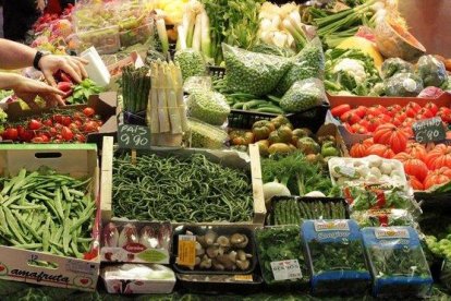 Parada de frutas y verduras en el mercado de la Boquería de Barcelona-MAIRA VILLELA