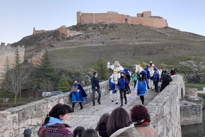 Cabalgata entrando a Osma. ANA HERNANDO (7)