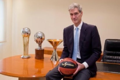 Antonio Martín posa en la sede de la ACB tras su elección /-ACBMEDIA