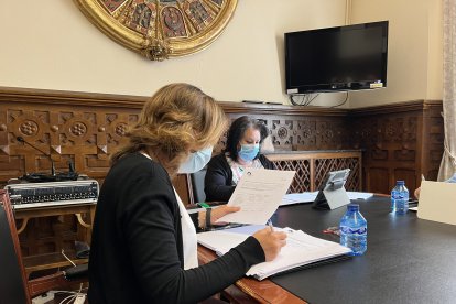 Eva Muñoz junto con la técnico de Servicios Sociales  en la Comisión de Servicios Sociales.