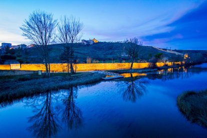 <p>La muralla estrena iluminación en su recorrido desde el punte hasta el Mirón.</p>

<p>Luce ya en todo su esplendor desde las 18.00 horas y permite pasear junto al río disfruntando de una bella estampa.</p>

<p>FOTÓGRAFO: MARIO TEJEDOR</p>