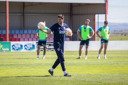 Pablo Ayuso toma el mando del C.D. Numancia tras la destitución de Iñaki Bea y las instalaciones de la Ciudad Deportiva fueron el escenario de su primer entrenamiento como máximo responsable de los rojillos. Un técnico de la casa que ya sabe lo que es dirigir al primer equipo, concretamente fue el pasado mes de noviembre en la Copa del Rey ante el San Juan.