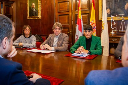 Reunión con Maria González Veracruz en el Ayuntamiento de Soria. MARIO TEJEDOR