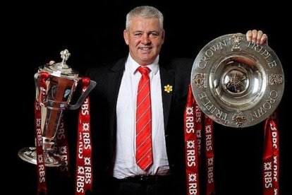 Gatland, con los trofeos del Seis Naciones y la Triple Corona del 2012.-ARCHIVO