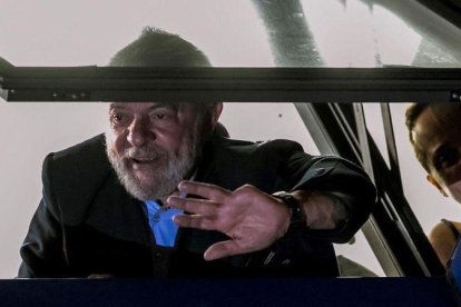 Lula da Silva saluda el pasado 6 de abril a los militantes del Partido de los Trabajadores tras conocer la decisión judicial que ordenó su ingreso en prisión.-EFE / MARCELO CHELLO