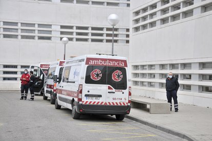 Profesionales del transporte sanitario aguardan en el exterior del Santa Bárbara. VALENTÍN GUISANDE