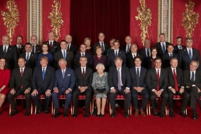 Foto de familia de algunos de los líderes de los países miembros de la OTAN, junto al secretario general de la organización, Jens Stoltenberg, y la reina Isabel II.-YUI MOK / POOL