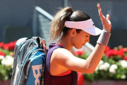 Muguruza se despide del público de la Caja Mágica tras caer en primera ronda.-EFE / KIKO HUESCA