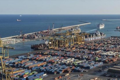 Vista del Moll Adossat del puerto de Barcelona.-EL PERIÓDICO