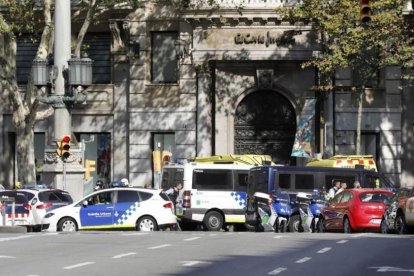 Efectivos policiales y de emergencia, en la zona donde ha tenido lugar el ataque terrorista, este jueves, en Barcelona.-PERIODICO (EFE / ANDREU DALMAU)