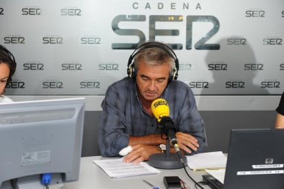 En la imagen, Carles Francino presentando su programa en la SER