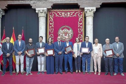 Salvador Arpa, Guzmán Gómez, Fernando Recio, Miguel Castañeda, Marta Bermeo, Jesús Julio Carnero, Nacho Gallego, Pilar Vicente, Roberto Gris, Teresa López, Javier Prieto y Héctor Gallego ayer, en el vallisoletano Palacio de Pimentel.-ICAL