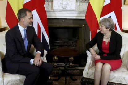 Felipe VI y Theresa May, en el número 10 de Downing Street, este jueves, 13 de julio.-EFE / BALLESTEROS