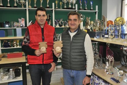 Los hermanos Romero con un ejemplar de la medalla que han diseñado para la COP25.-Valentín Guisande