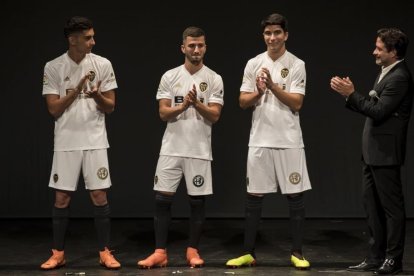 os canteranos valencianistas Torres, Gayà y Soler, en la presentación de la nueva equipación-MIGUEL LORENZO