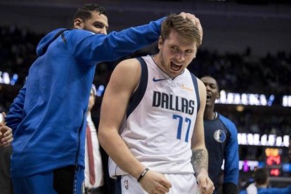 Doncic, felicitado por los suyos tras su exhibición.-EL PERIÓDICO