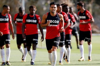 El delantero Radamel Falcao, en primer plano, en un entrenamiento del Mónaco de esta semana.-REUTERS / ERIC GAILLARD