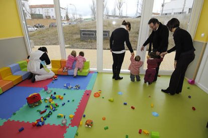 El delegado territorial, Carlos de la Casa, en la visita a la guardería de Eduardo Saavedra a la que acuden desde ayer trece niños. / VALENTÍN GUISANDE-