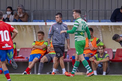 Carlos Ortega en la banda del  partido del  Numancia B. MARIO TEJEDOR